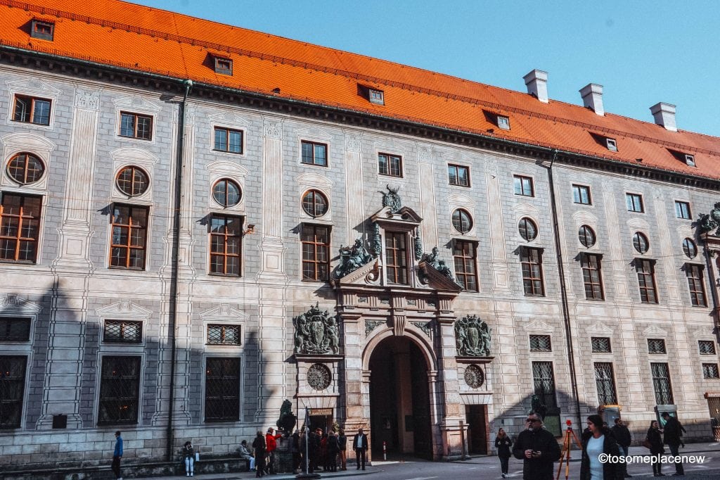 慕尼黑公馆位于马克斯-约瑟夫广场，是巴伐利亚君主维特尔斯巴赫家族的前皇家宫殿。
