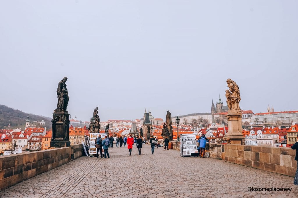 参观布拉格老城的查尔斯桥，它是捷克共和国布拉格最具标志性的标志之一