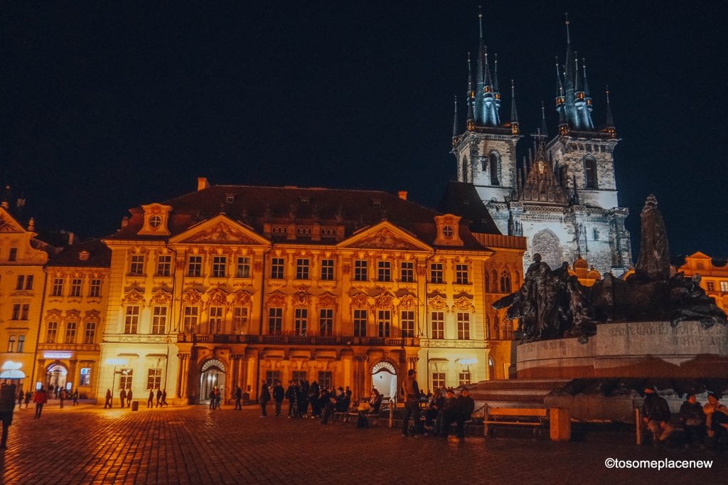 在离开老城区之前，一定要体验布拉格夜晚的壮丽。布拉格(晚上)