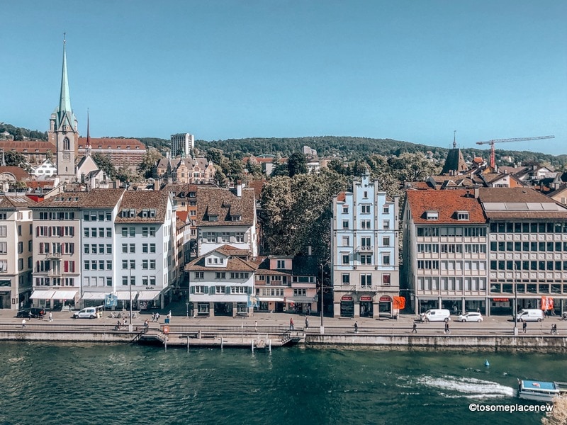 在苏黎世的两天行程中，我们将发现瑞士最大的城市——一个拥有现代基础设施和中世纪旧世界魅力的城市。