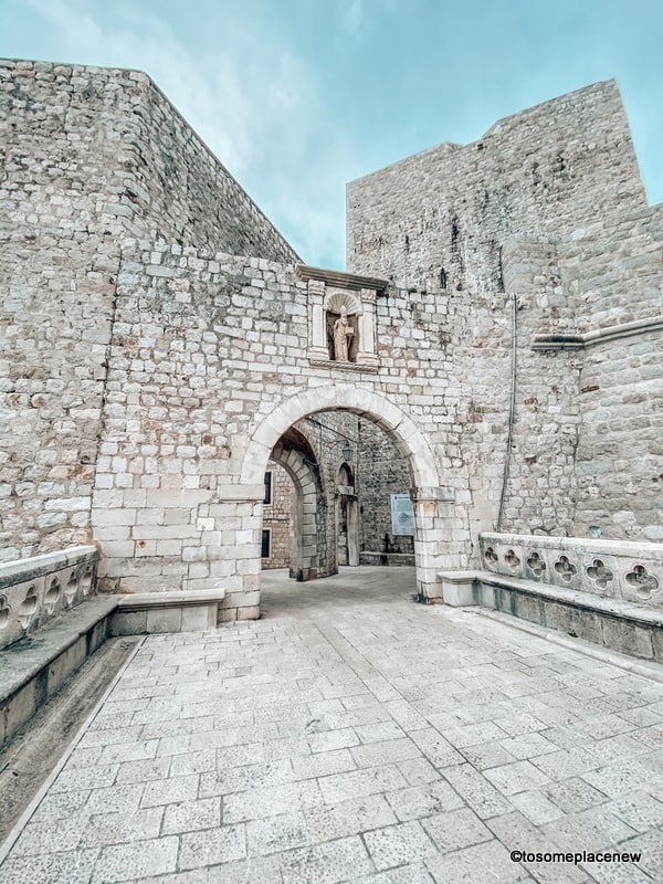 普洛斯门是老城的东侧。它也是城墙的主要入口。