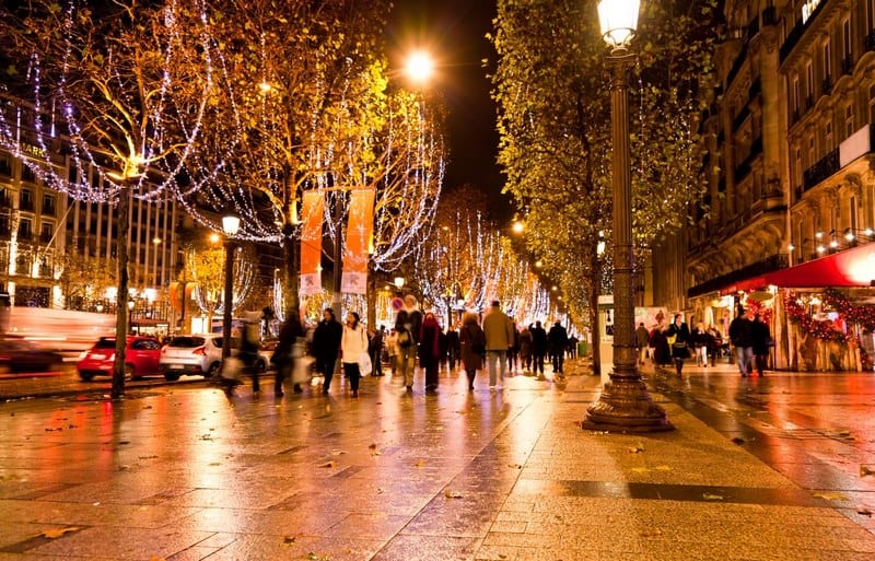 巴黎著名的购物区香榭丽舍大街被圣诞灯光照亮