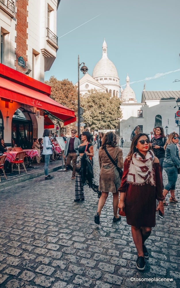 在欧洲最美丽的城市之一的巴黎蒙马特，一个女孩走在鹅卵石小道上