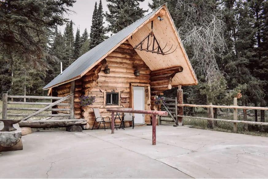 发现黄石国家公园附近最好的airbnb为一个惊人的度假。首选包括小屋、帐篷、风景豪华野营等