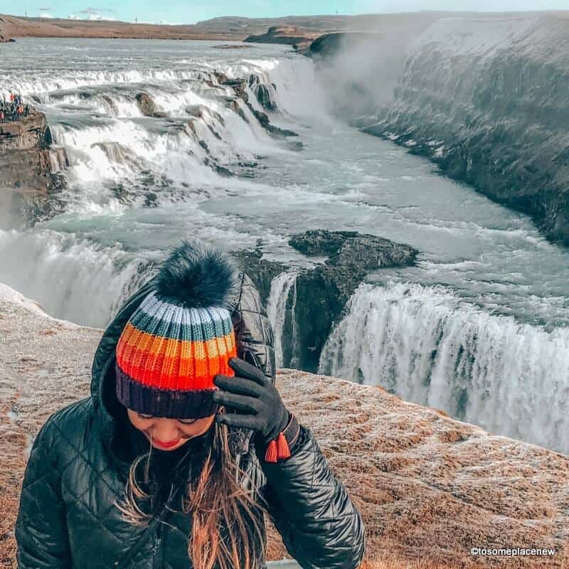 冬天的冰岛，一个女孩戴着五颜六色的无檐便帽。冰岛装箱单