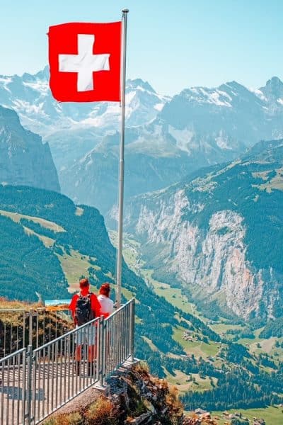 Mannlichen山顶上的瑞士国旗(少女峰地区，伯尔尼，瑞士)了解计划去瑞士旅行的小贴士bob娱乐游戏平台
