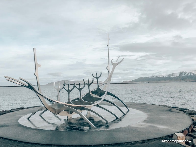 太阳旅行者号位于冰岛首都。这是一个美丽的雕塑，由Jón Gunnar Árnason设计。