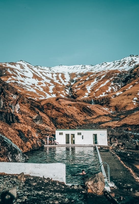 冰岛的Seljavallalaug天然游泳池