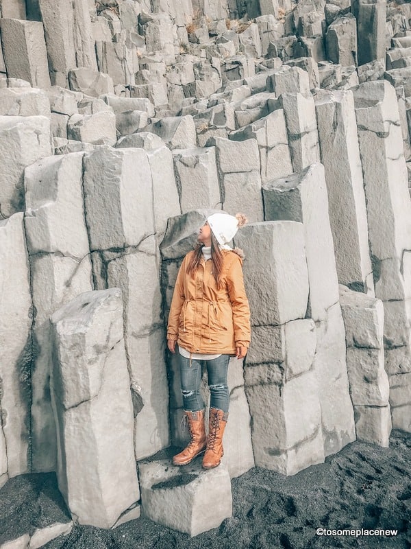 10月在冰岛该穿什么?女孩穿夹克和靴子
