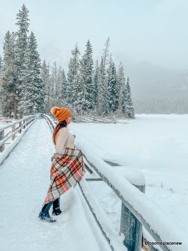 加拿大雪地里的女孩