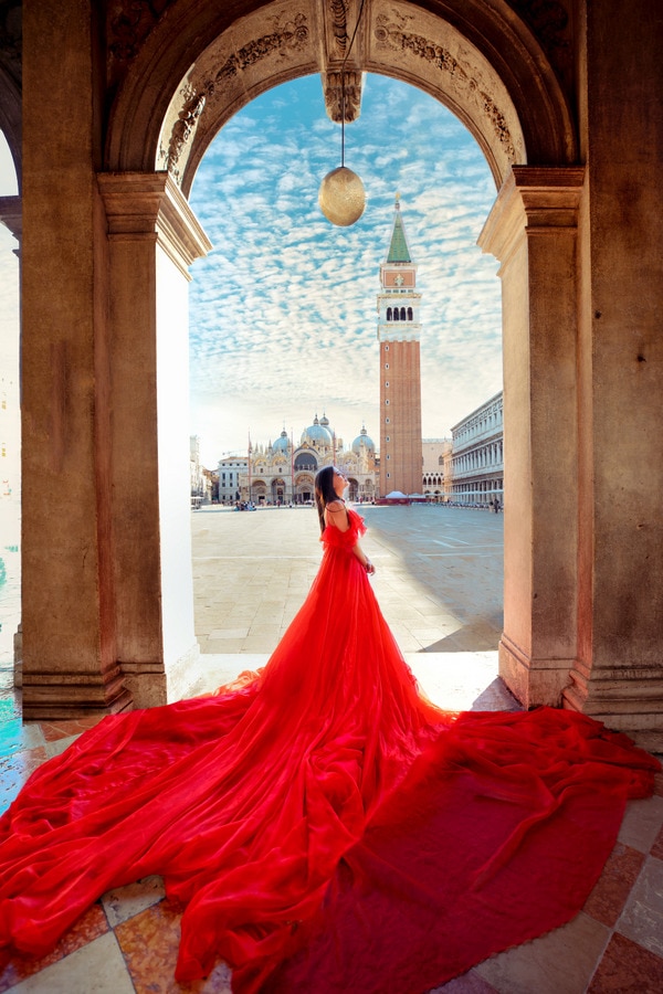 威尼斯圣马可广场上穿红裙子的女孩