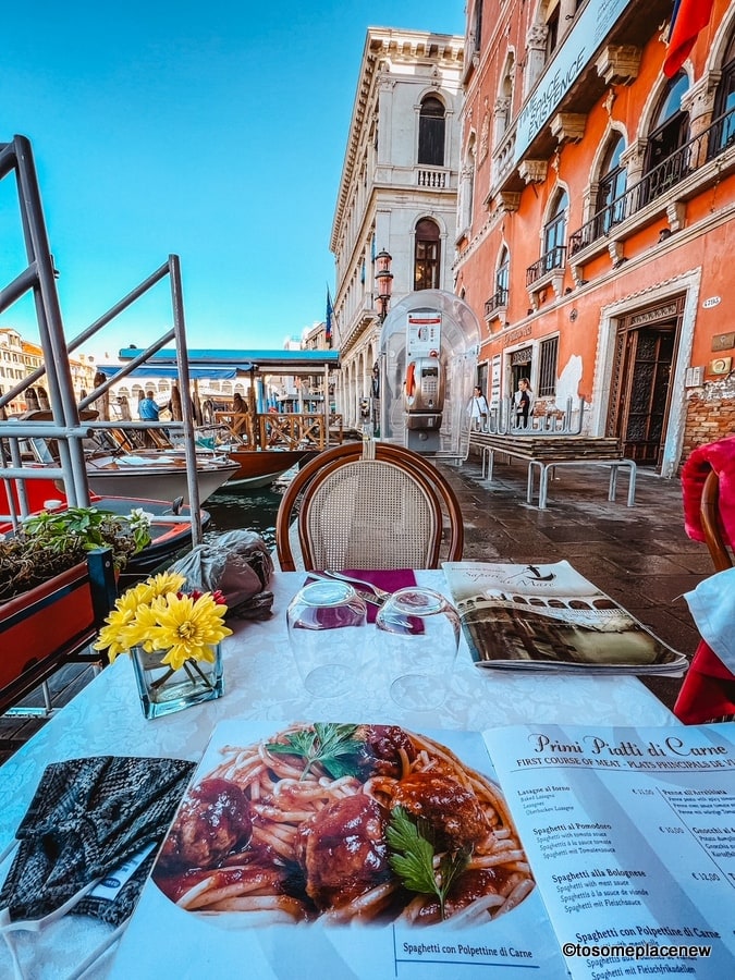 运河边的威尼斯餐厅