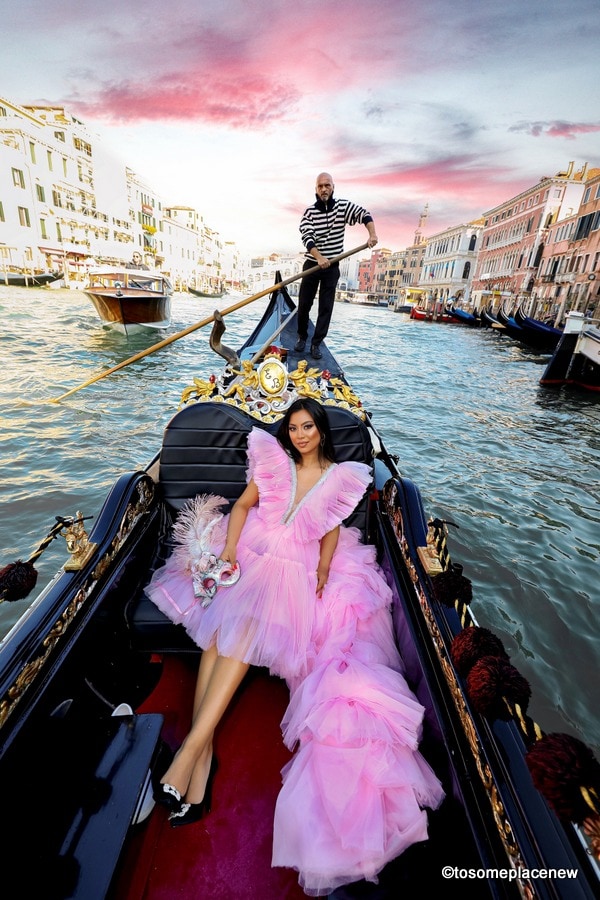 在威尼斯享受贡多拉之旅的女孩