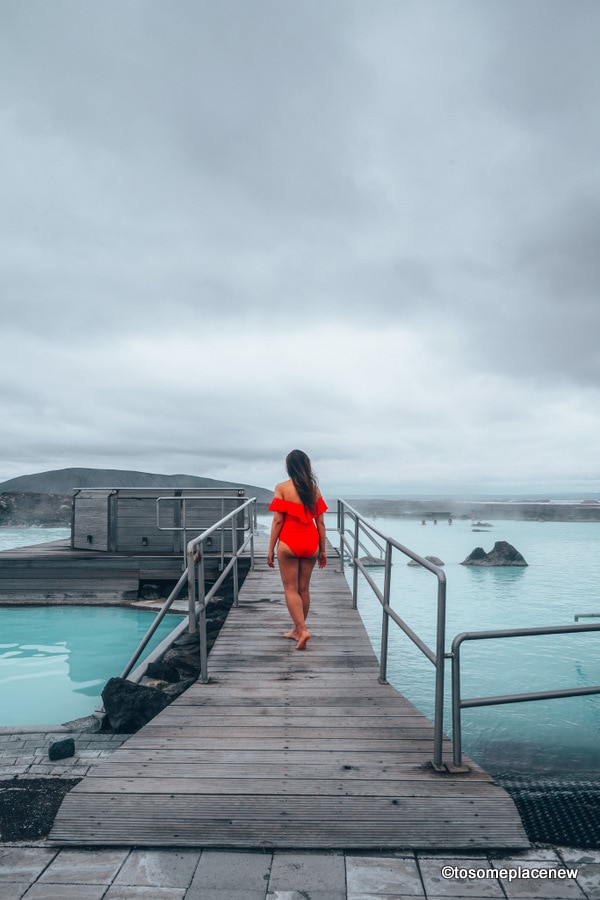女孩在冰岛米瓦特湖自然浴场