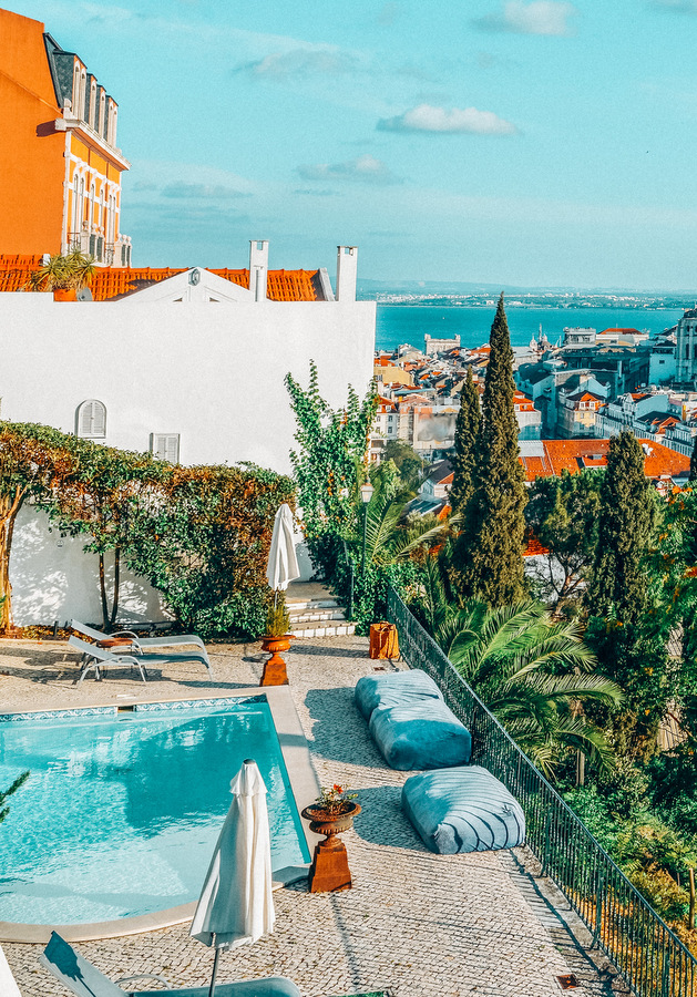 里斯本酒店的屋顶游泳池俯瞰城市的最佳景点