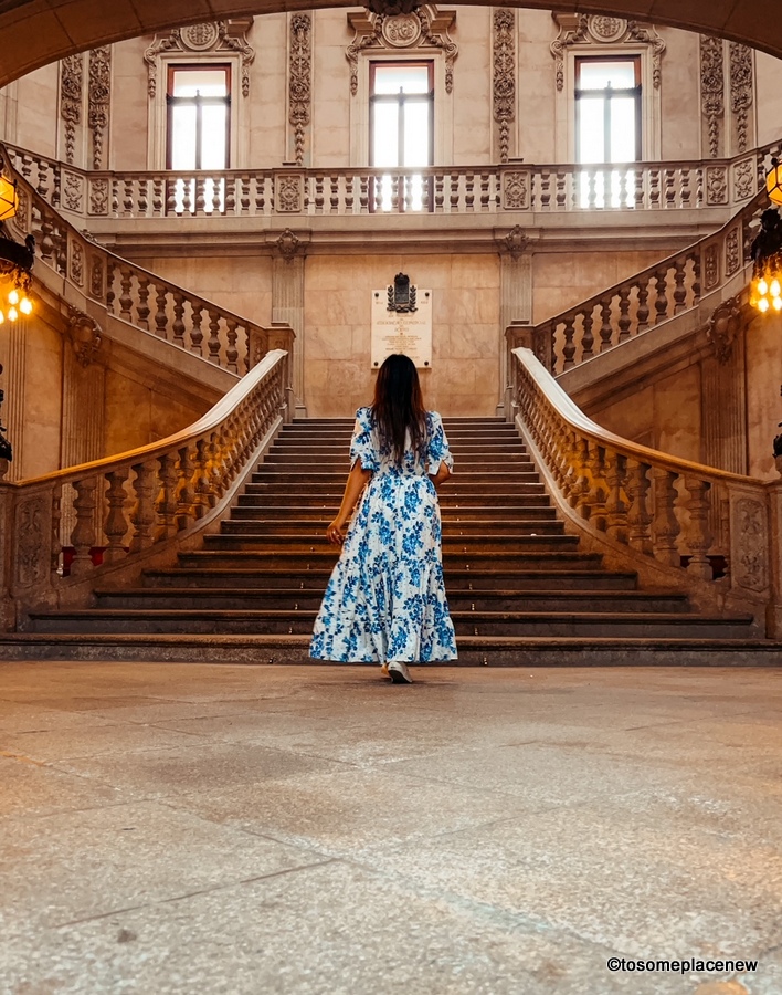 波尔图Bolsa宫的女孩，在楼梯前
