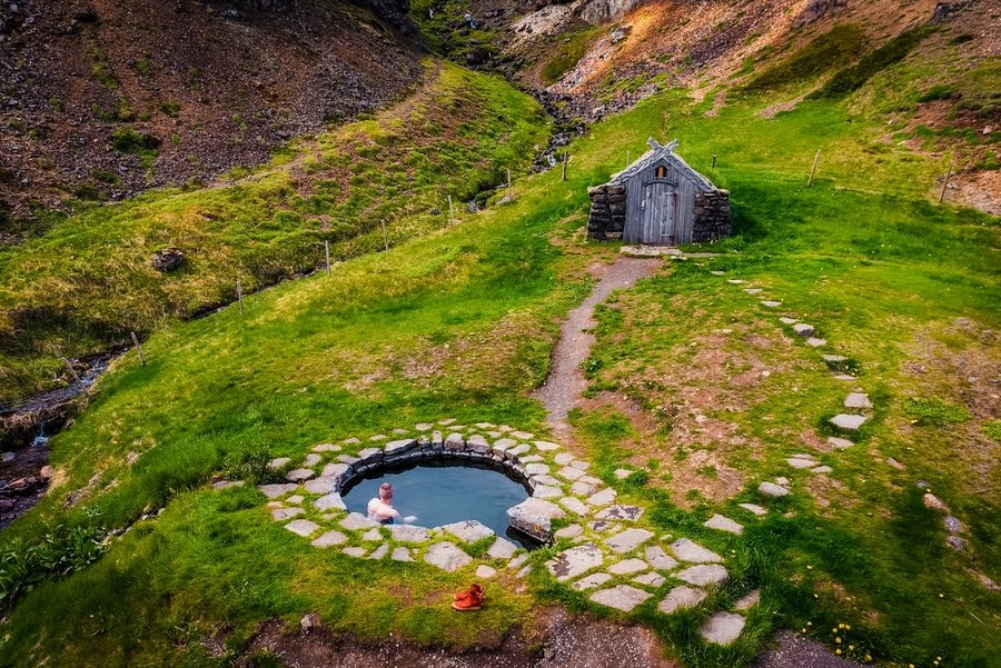 冰岛古鲁纳劳格温泉鸟瞰图。这个地热池是免费使用的，它是冰岛最古老的游泳池之一，充满了自然加热的水。