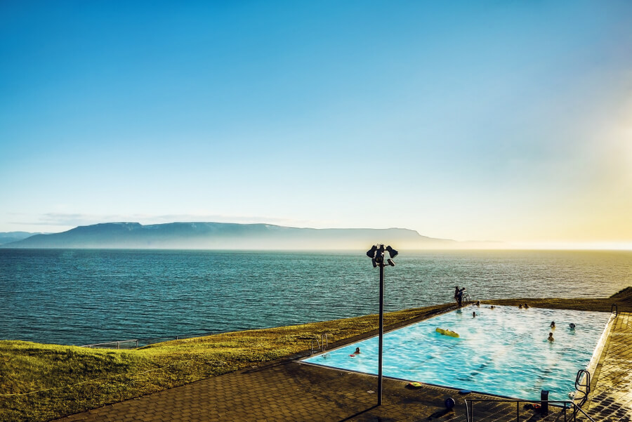 冰岛有风景的游泳池
