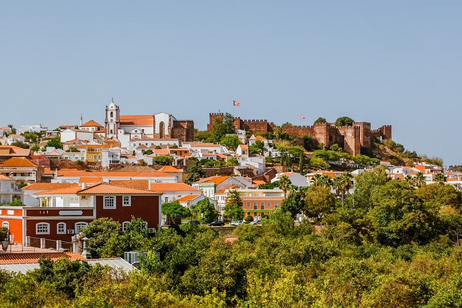 这里是一个史诗般的葡萄牙10天行程与3个样本，涵盖所有主要的城市，城镇，和地标，你必须探索!镜头里，西尔维斯镇的城堡