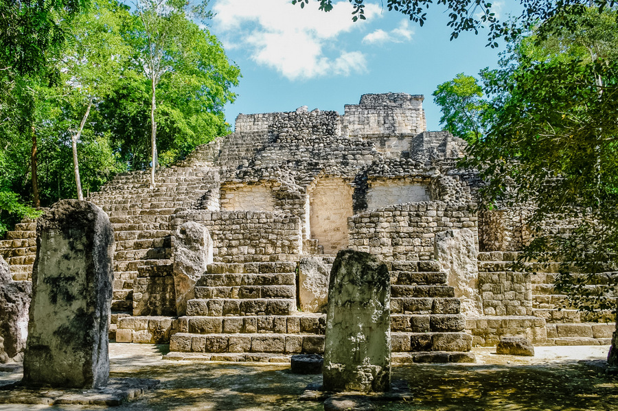 金字塔阶梯的台阶。1号建筑在墨西哥卡拉克穆尔的丛林中拔地而起
