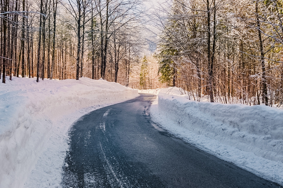 斯洛文尼亚朱利安阿尔卑斯皑皑白雪的冬季道路