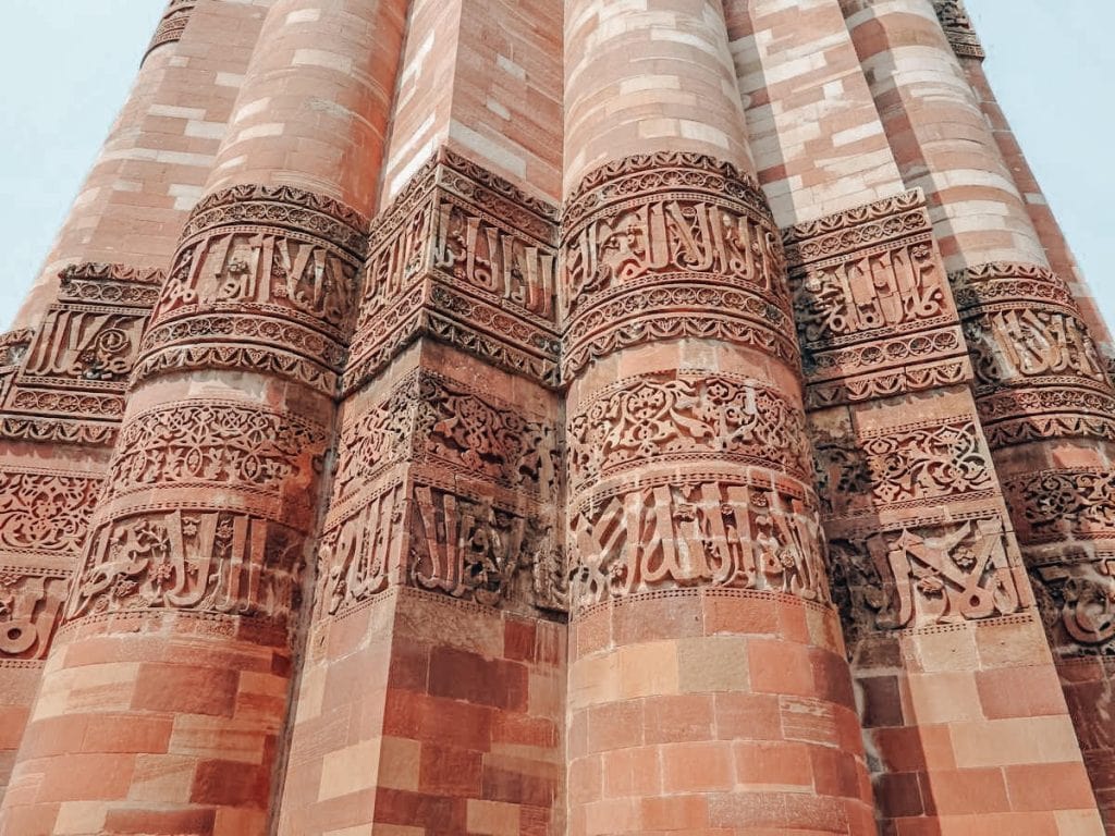 了解Qutub Minar事实和探索这个历史上的莫卧儿建筑奇迹在信息丰富的遗产德里散步和旅游。