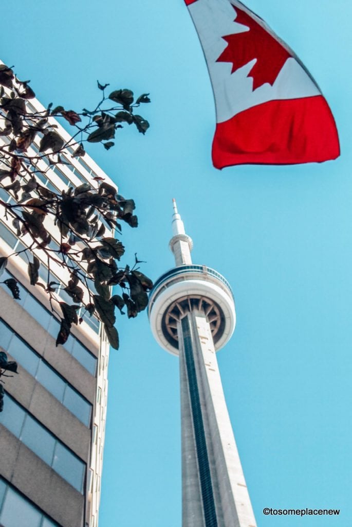加拿大国家电视塔和加拿大国旗