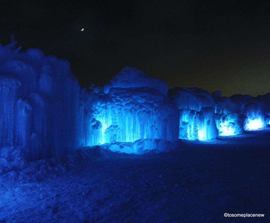 埃德蒙顿冰城堡是在加拿大阿尔伯塔省体验冬天的独特方式。该活动将展出冰雕，视天气而定，持续2- 2.5个月