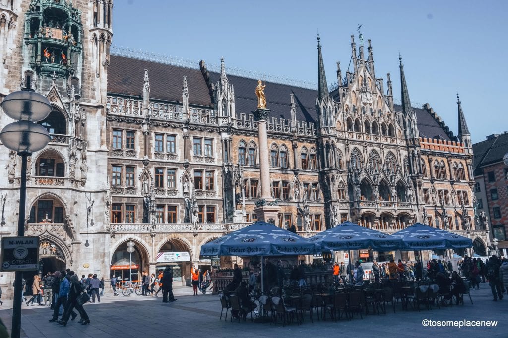 慕尼黑的玛丽广场或玛丽广场。慕尼黑最好的5天行程。阅读每天的热门景点列表，如马里恩广场，英国花园，纽伦堡一日游，达豪，福森和更多#慕尼黑#德国#旅行到慕尼黑
