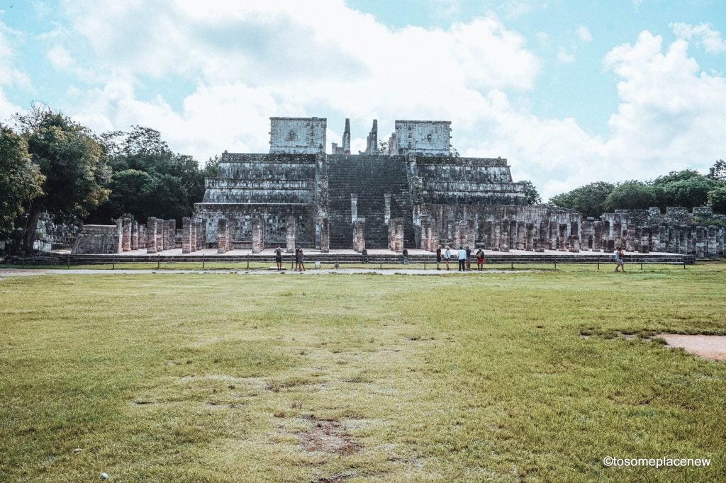 奇琴伊察的勇士神庙。探索墨西哥奇琴伊察的玛雅遗迹。阅读它的历史，旅游提示和行程安排。bob娱乐游戏平台快速游览奇琴伊察，现代世界的奇观之一。