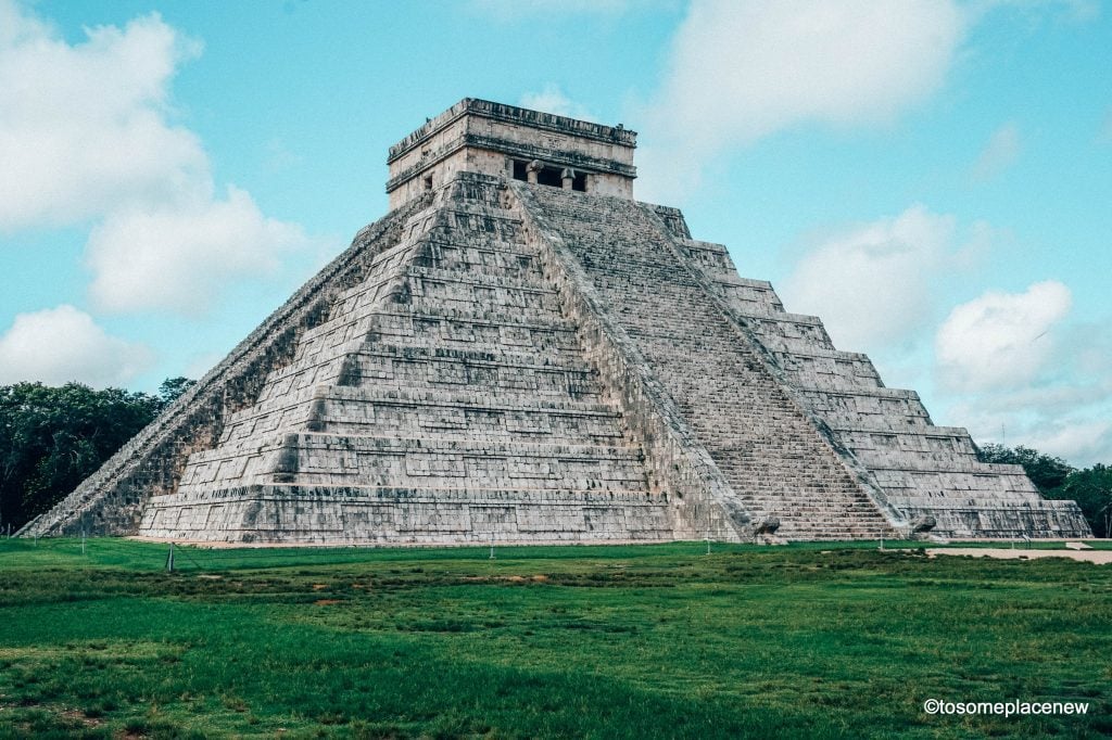 奇琴伊察的埃尔卡斯蒂略——探索墨西哥奇琴伊察的玛雅遗迹。阅读它的历史，旅游提示和行程安排。bob娱乐游戏平台快速游览奇琴伊察，现代世界的奇观之一。