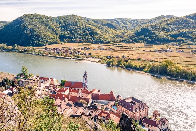 杜恩斯坦镇在瓦豪山谷，有蓝白塔的修道院教堂和多瑙河
