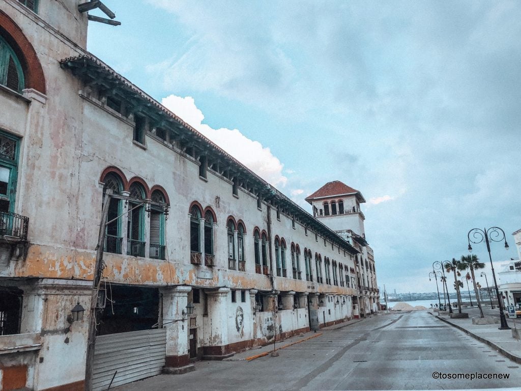 哈瓦那港码头照片。你在哈瓦那待了三天?充分利用它吧!参观联合国教科文组织遗产地老哈瓦那，了解革命时代，探索西班牙居住区，沿着海滨漫步，喝一些代基里酒!在这里计划你完美的哈瓦那行程