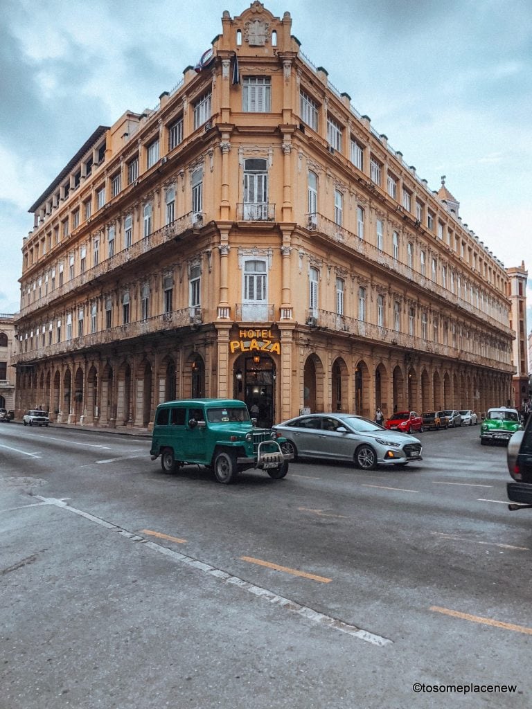 哈瓦那旧城区的酒店广场照片。你在哈瓦那待了三天?充分利用它吧!参观联合国教科文组织遗产地老哈瓦那，了解革命时代，探索西班牙居住区，沿着海滨漫步，喝一些代基里酒!在这里计划你完美的哈瓦那行程