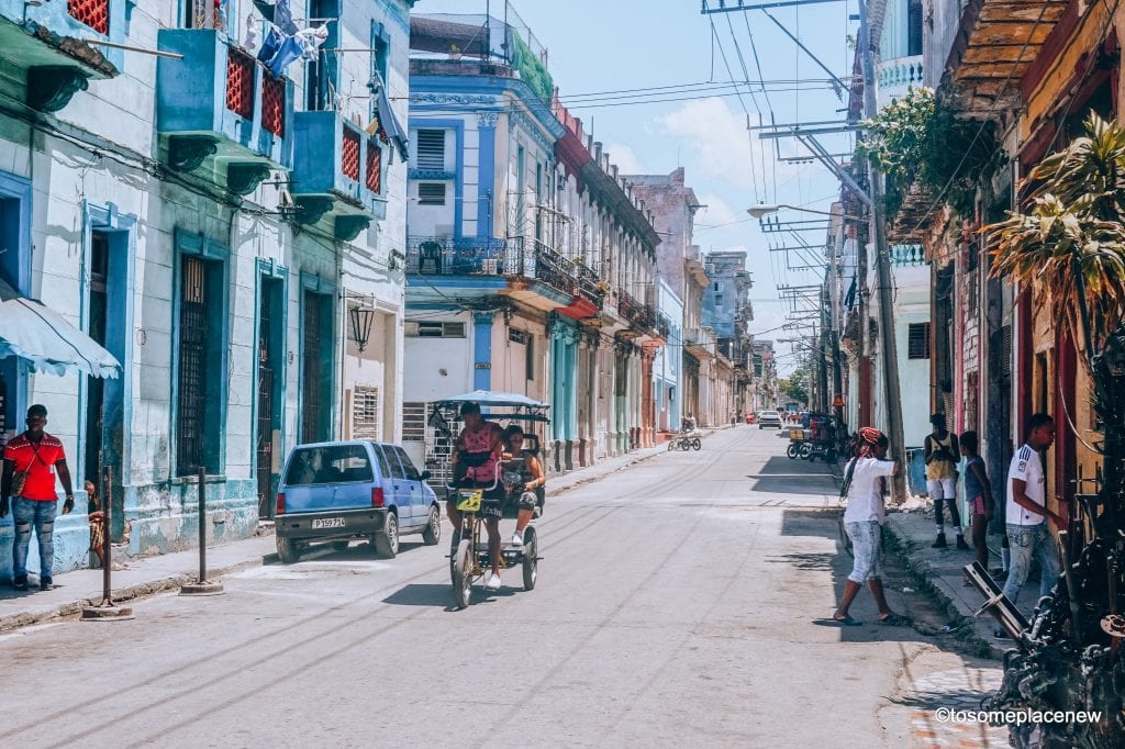 古巴哈瓦那的街道。古巴哈瓦那的美丽照片。哈瓦那的每一条街道都讲述着一个有趣的故事。在你的古巴旅行行程中加入这些迷人的景点吧。bob娱乐游戏平台