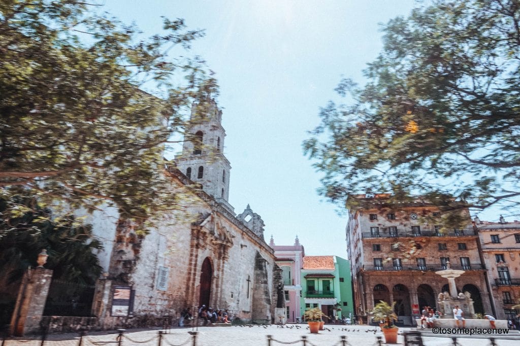 哈瓦那圣弗朗西斯阿西西广场古巴哈瓦那美丽的照片。哈瓦那是摄影师的梦想，古巴的每一条街道都展示着有趣的过去，美丽的人民和令人惊叹的建筑。一定要把这些景点加到你的古巴旅行行程中。bob娱乐游戏平台古巴哈瓦那# #