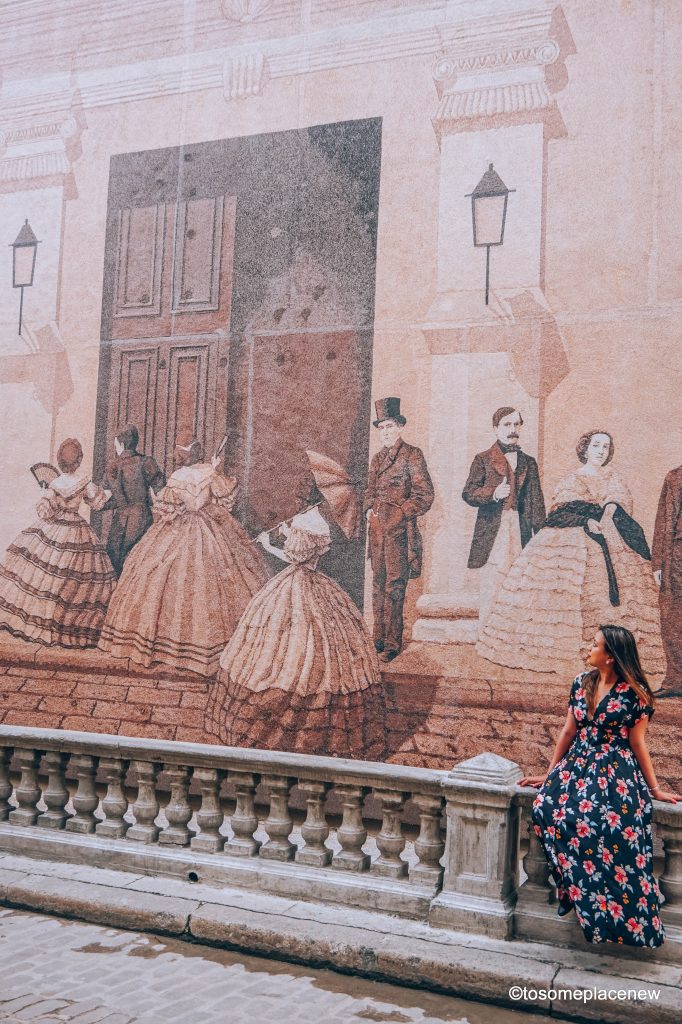 哈瓦那大教堂广场的壁画。古巴哈瓦那的美丽照片。哈瓦那是摄影师的梦想，古巴的每一条街道都展示着有趣的过去，美丽的人民和令人惊叹的建筑#哈瓦那#古巴