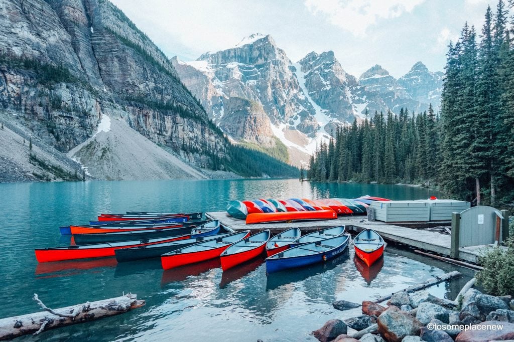 美丽的冰碛湖——加拿大。完美的5天班夫行程为非徒步旅行者。享受缆车之旅，温泉和迷人的山景，在班夫的湖泊和花园放松!
