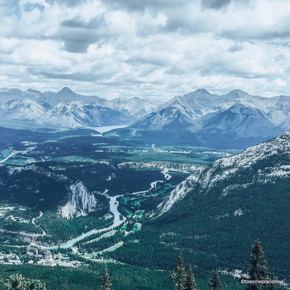 从加拿大班夫贡多拉峰会的视角。完美的5天班夫行程为非徒步旅行者。享受缆车之旅，温泉和迷人的山景，在班夫的湖泊和花园放松!