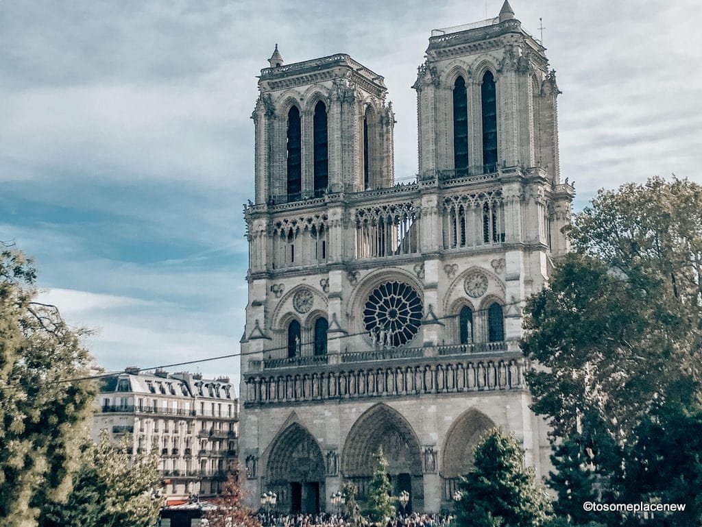 巴黎度假的最佳拍照地点。这份清单对于第一次来的游客来说是理想的，其中包括巴黎城市指南，帮助你计划梦想中的欧洲之旅。这些巴黎的摄影想法涵盖了埃菲尔铁塔、卢浮宫和其他在法国巴黎可以做的很棒的事情，以获得最好的巴黎Instagram照片来分享。所以，这里是为第一次访问Instagram的游客准备的15个巴黎最佳Instagram景点。