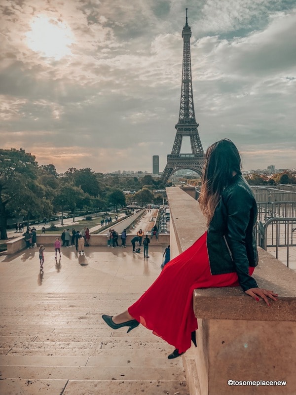 在巴黎的4天行程中，女孩在埃菲尔铁塔的完美旅程——在巴黎的4天里，体验最好的观光，吃什么，住在哪里和其他旅行提示bob娱乐游戏平台