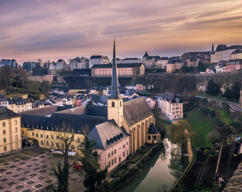 卢森堡城的城堡——找到关于卢森堡的有趣事实——卢森堡是欧洲最小的国家之一。以及为什么你应该考虑参观卢森堡大公国的原因!