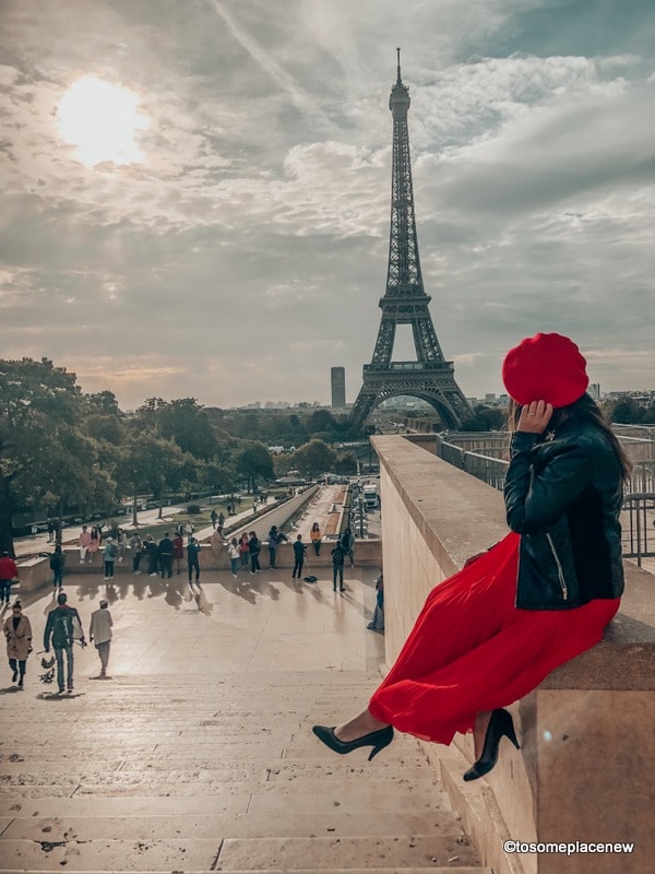 巴黎埃菲尔铁塔红裙女孩
