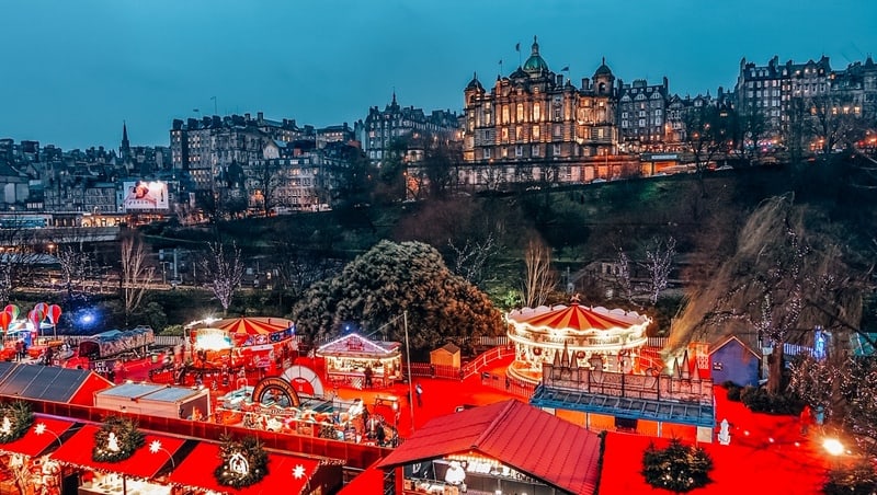 冬天的节日在爱丁堡老城的夜晚，苏格兰英国