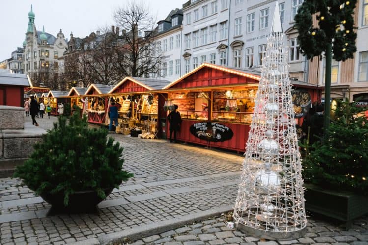 丹麦哥本哈根- 2019年11月:圣诞市场Højbro Plads的木制摊位。节日期间，为游客提供街头小吃和当地手工商品的装饰摊位。Hygge节日的气氛。
