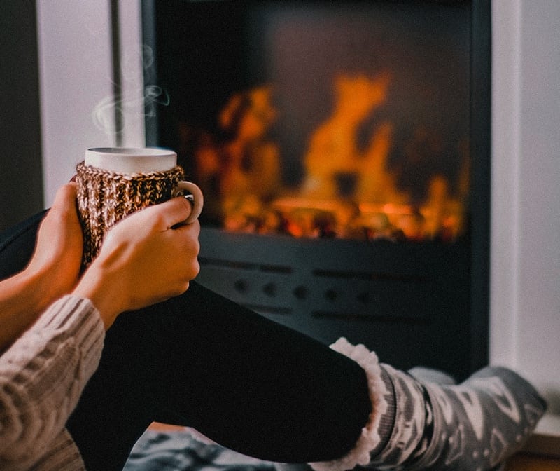 当外面很冷的时候，热巧克力和壁炉做的事情