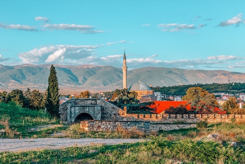 从斯科普里要塞俯瞰穆斯塔法·帕夏的清真寺和山脉，斯科普里，北马其顿