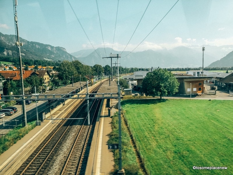 从瑞士火车到乡村和轨道的景色