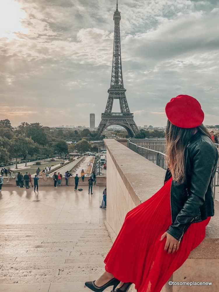 有一天在巴黎，一个穿着红裙子的女孩在欣赏埃菲尔铁塔