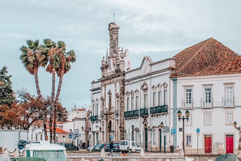通往美丽的葡萄牙法罗历史市中心的主要入口。